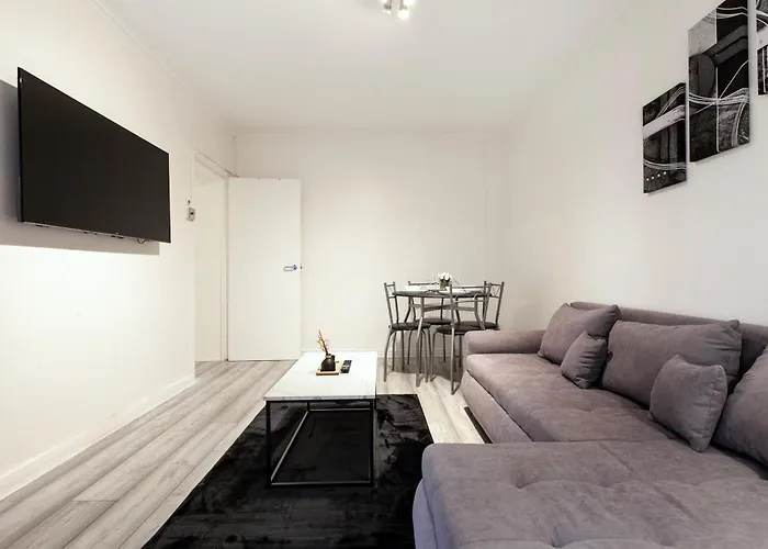 Beautiful One Bedroom Flat In Scott Ellis Gardens