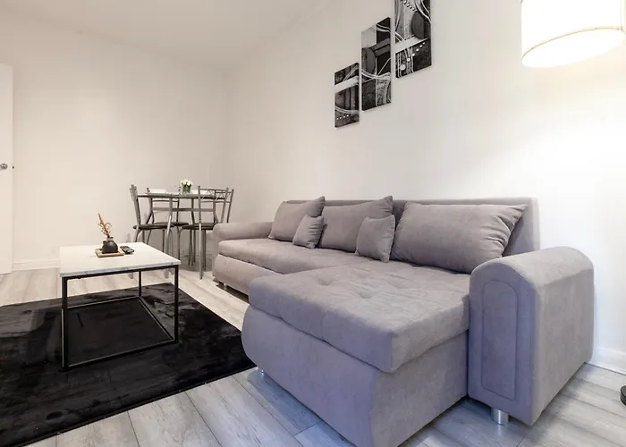 Beautiful One Bedroom Flat In Scott Ellis Gardens